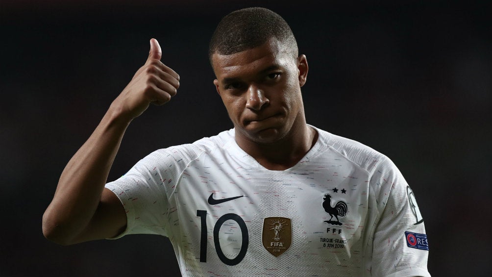 Mbappé en un partido con Francia 