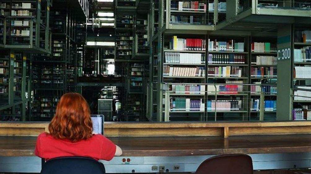 Mujer dentro de las instalaciones de la Biblioteca Vasconcelos