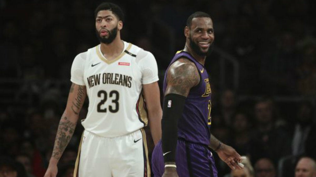 Anthony Davis y LeBron durante un juego de la NBA