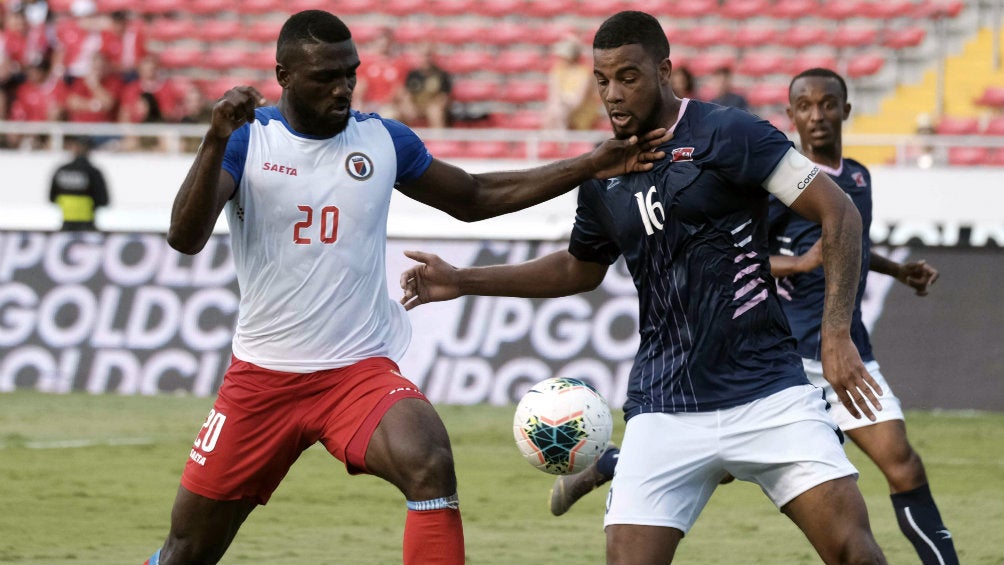 Frantzdy Pierrot disputa un balón con Dante Leverock 