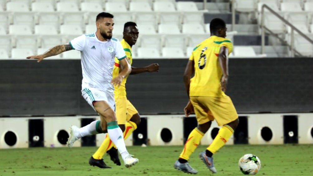 Andy Delort disputa un balón en un encuentro contra Mali 