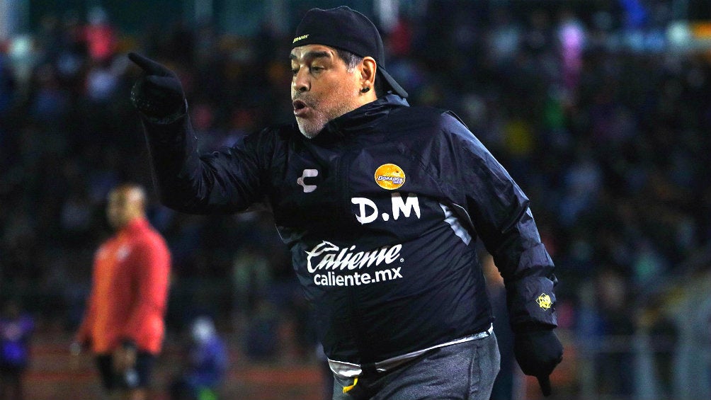 Diego Maradona durante un encuentro ante Correcaminos 