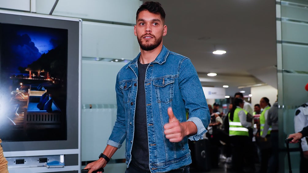 Freire, a su llegada al aeropuerto para reportar con Pumas