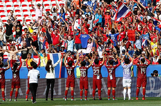 Jugadoras de Tailandia agradecen a su afición