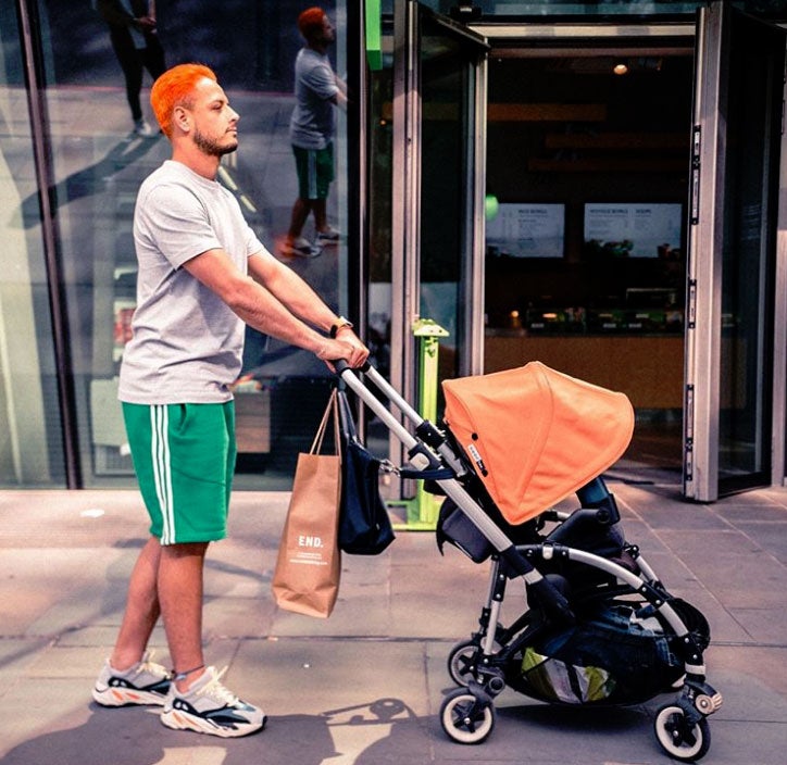 Chicharito practicando para ser papá