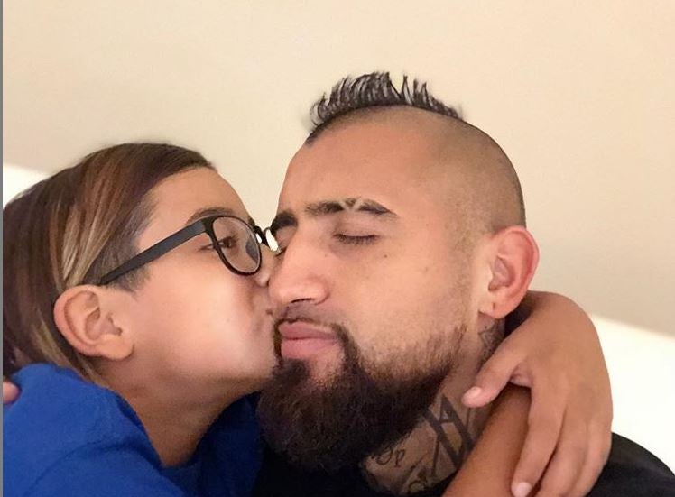 Vidal recibe un beso de su hijo 