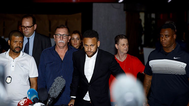 Neymar Jr. deja la Comisaría de Defensa de la Mujer