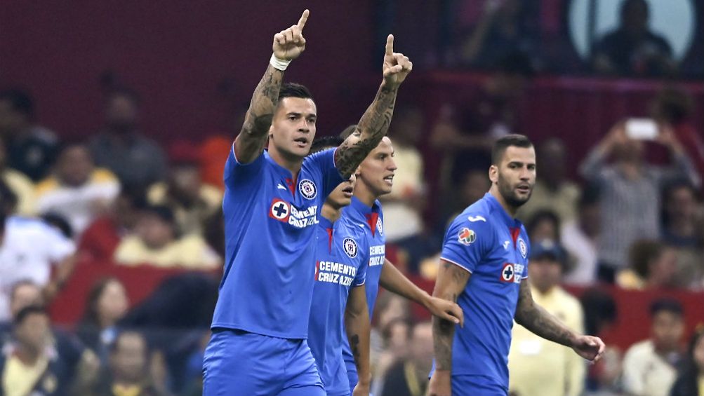 Caraglio festeja un gol con Cruz Azul en el Estadio Azteca