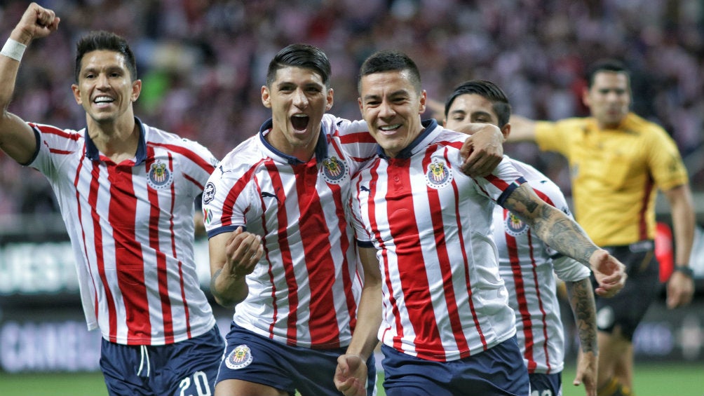 Jugadores de Chivas en festejo de gol 