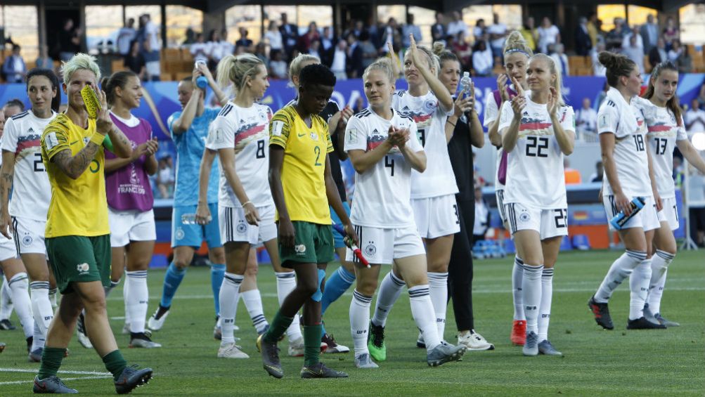 Jugadoras de Alemania festejan tras golear a Sudáfrica 