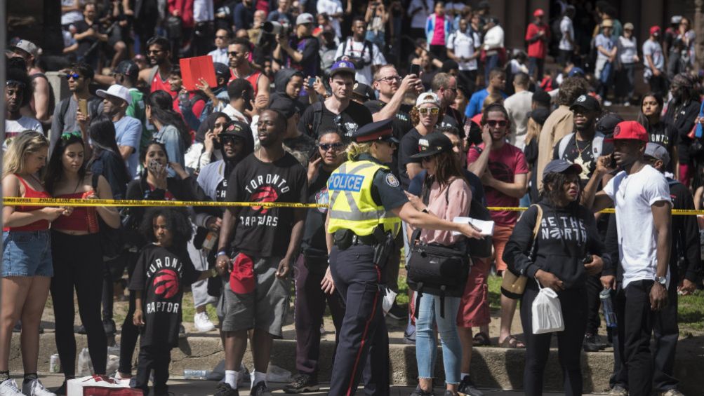 Policía resguarda la zona de Nathan Phillips Square en Toronto