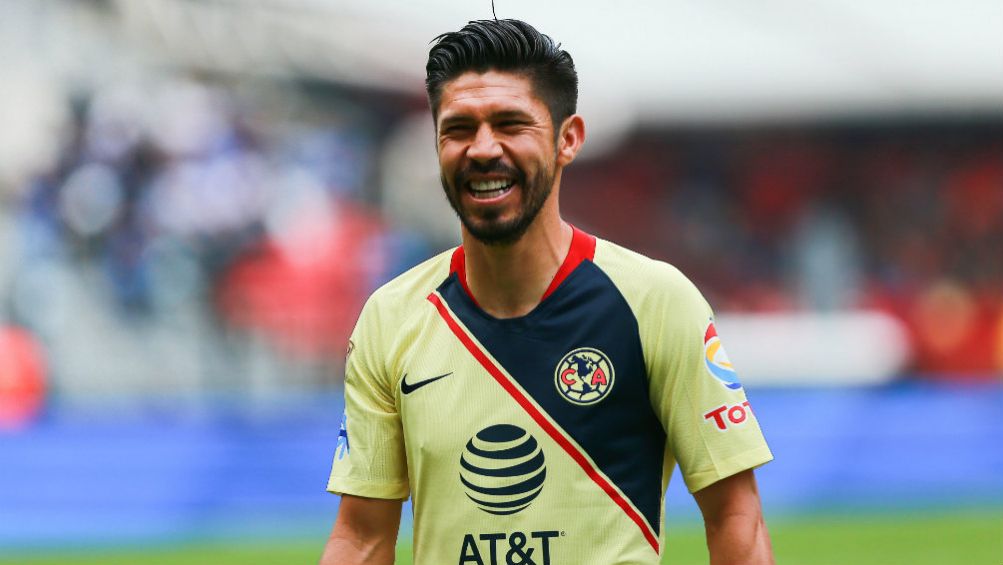 Oribe Peralta sonríe durante un juego con América