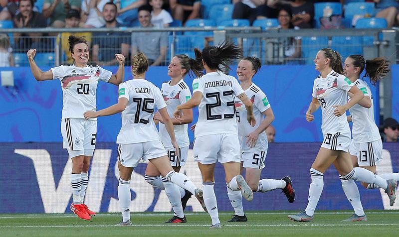 Jugadoras de Alemania celebran una anotación