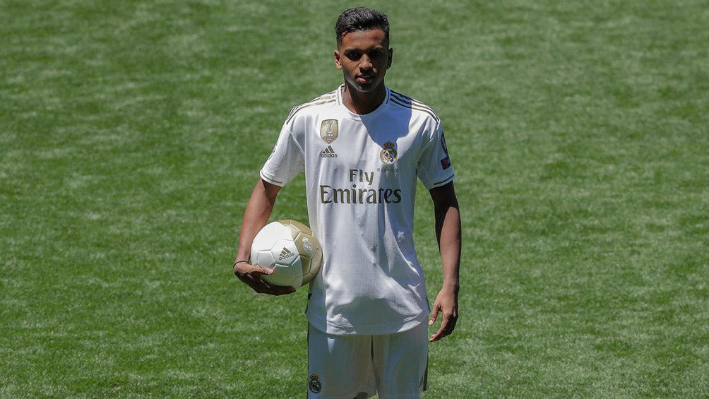 Rodrygo posa con la camiseta merengue en el Bernabéu 