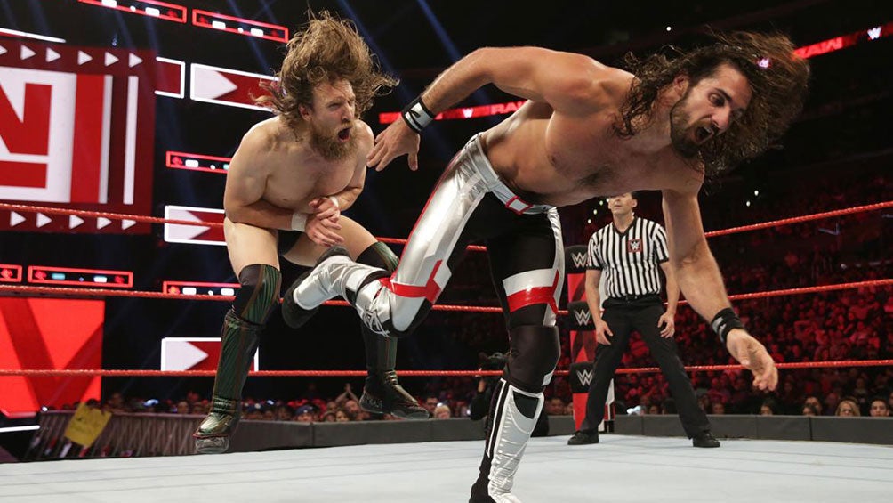 Seth Rollins le da una patada a Daniel Bryan