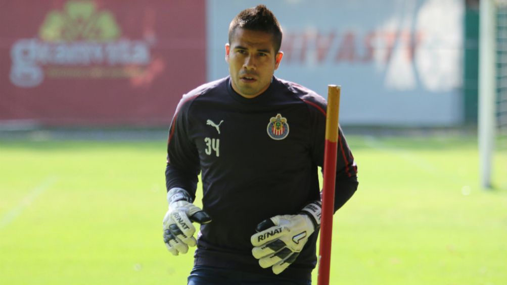 Miguel Jiménez durante un entrenamiento con Chivas