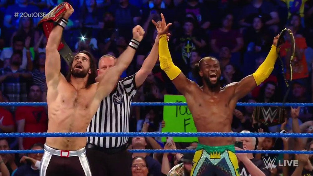 Seth Rollins y Kofi Kingston celebran en el ring