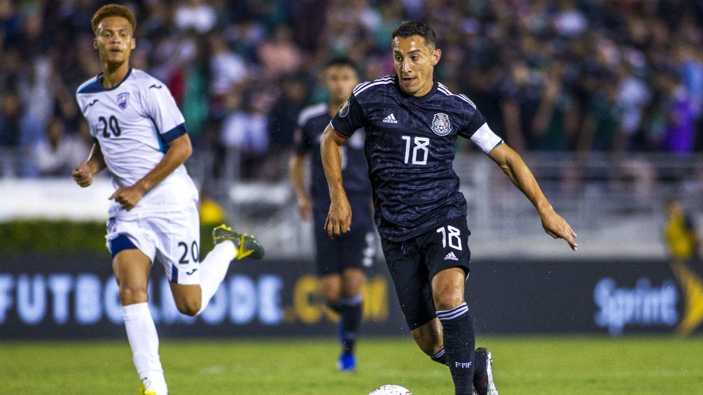 Andrés Guardado conduce un balón en duelo ante Cuba 