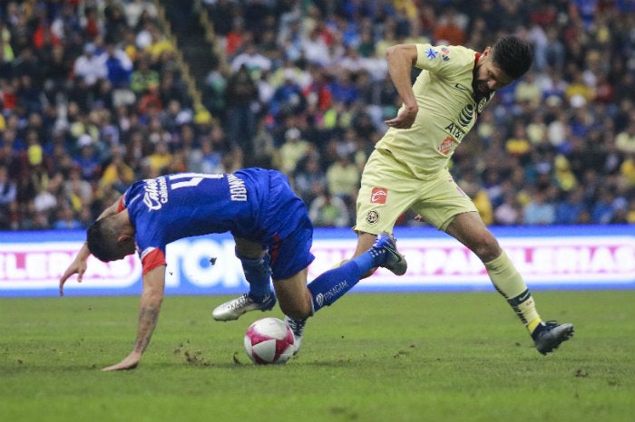 Oribe en disputa por el balón