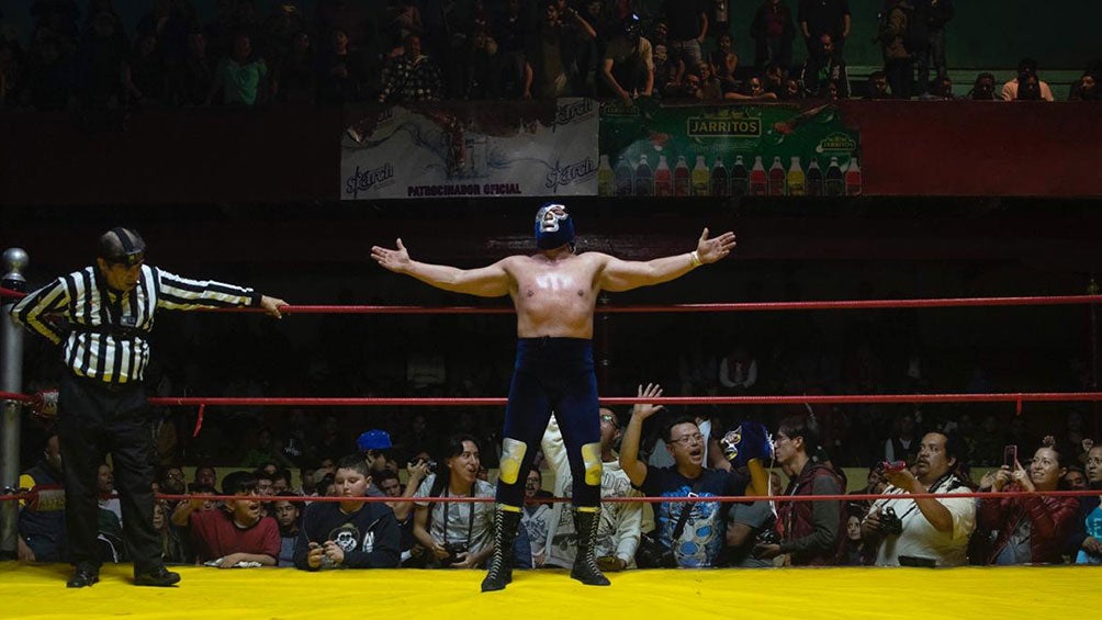 Blue Demon Jr. festeja en el ring el triunfo sobre Dr. Wagner Jr.