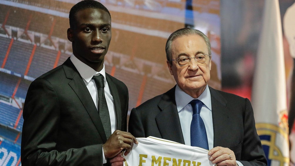 Mendy posa con Florentino Pérez en su presentación 