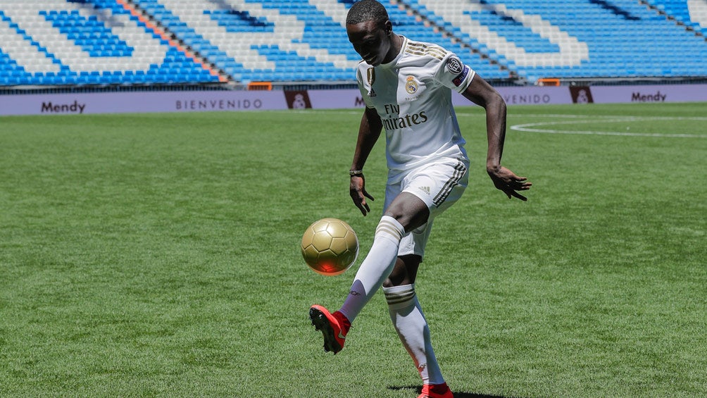 Mendy domina el balón en el Santiago Bernabéu 