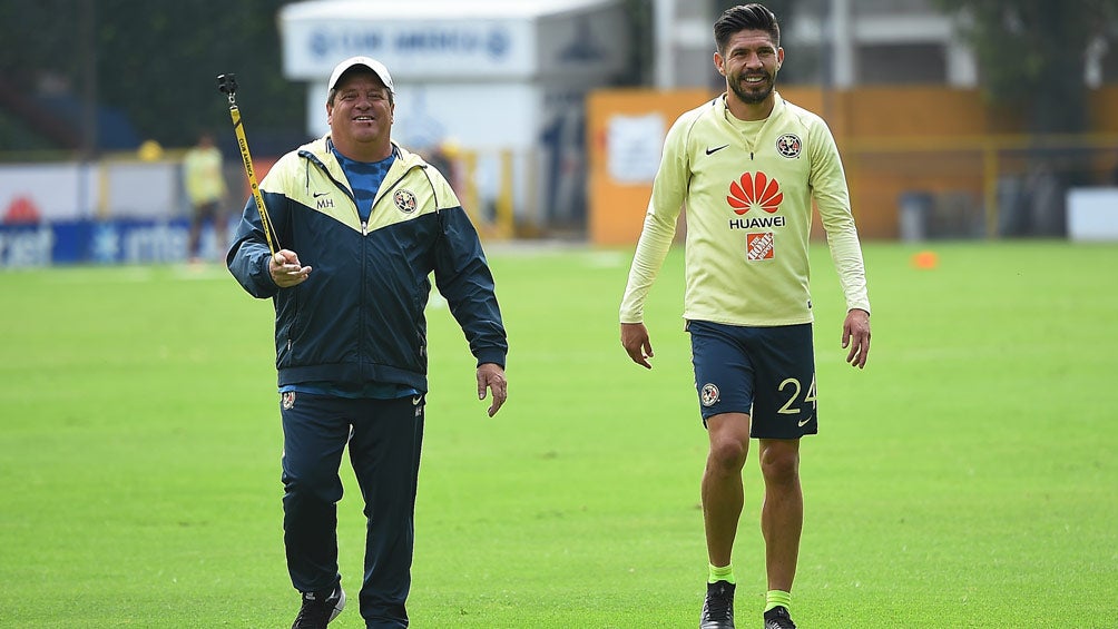 Miguel Herrera y Oribe Peralta, en los campos de Coapa 