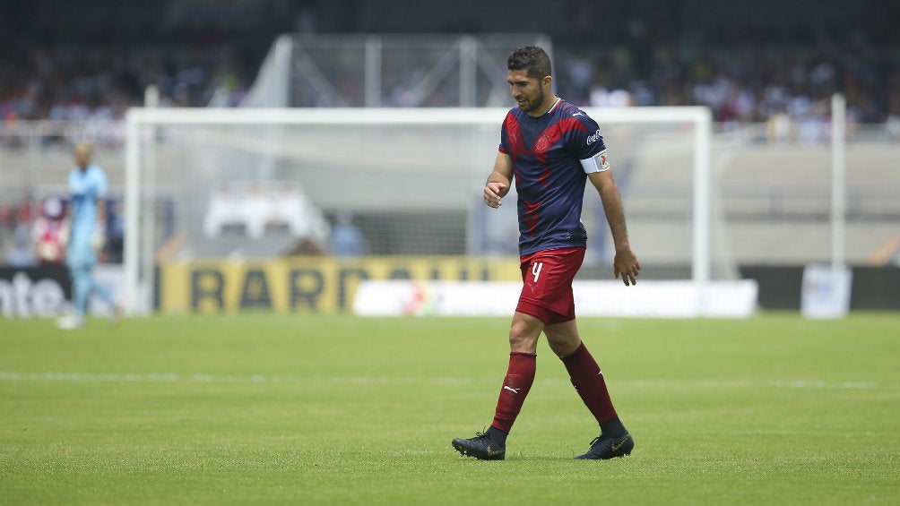 Pereira camina hacia el vestidor tras partido con Chivas 