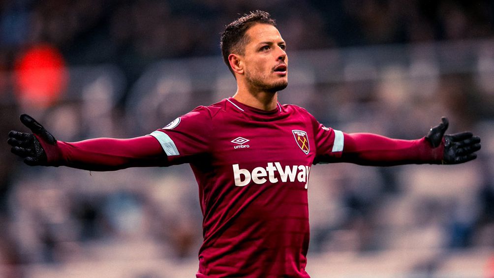 Chicharito Hernández en partido con West Ham 