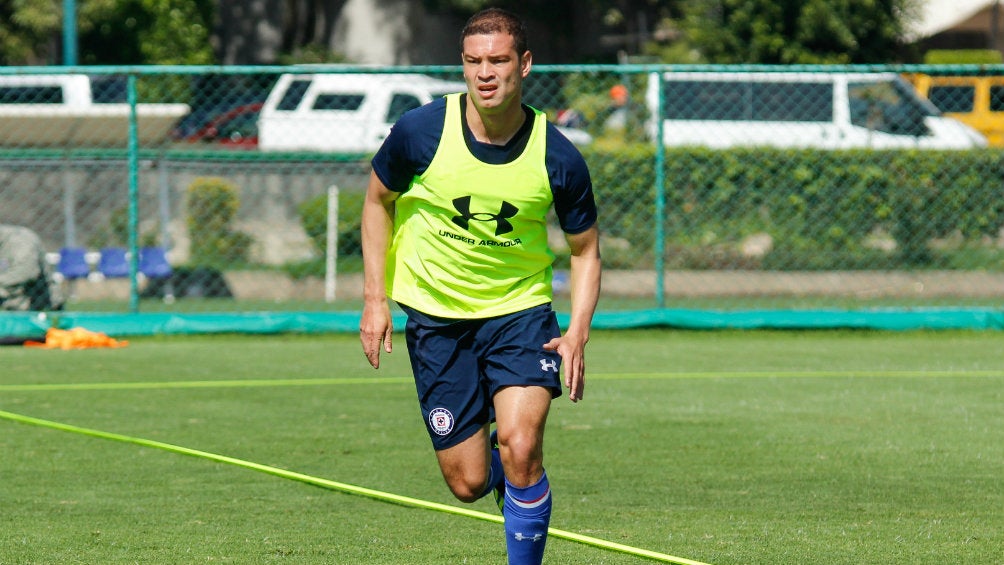 Martín Zúñiga durante un entrenamiento con Cruz Azul 