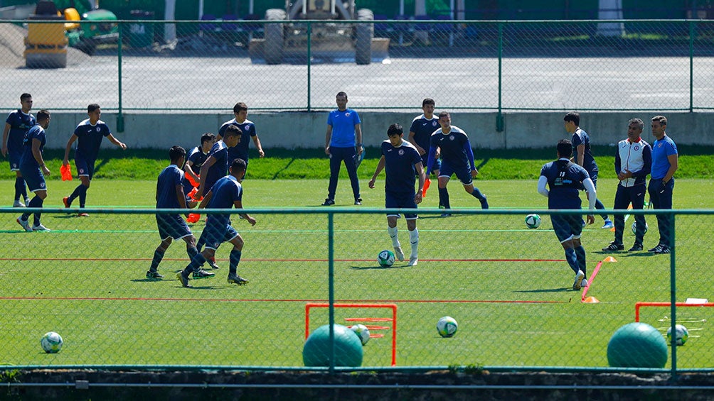 Jugadores de Cruz Azul en entrenamiento