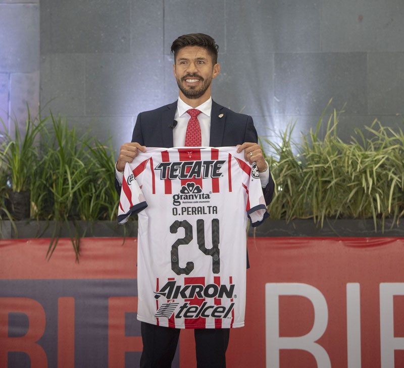 Oribe Peralta posa con la camiseta de Chivas 