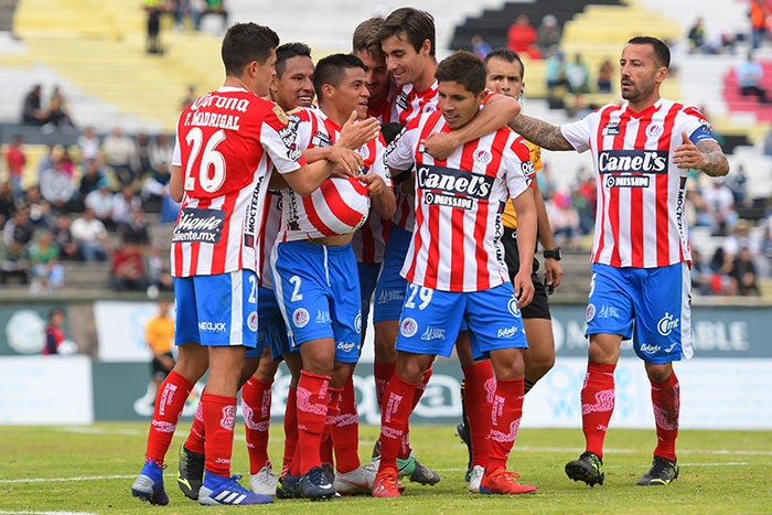 Jugadores del Atlético de San Luis festejan un gol