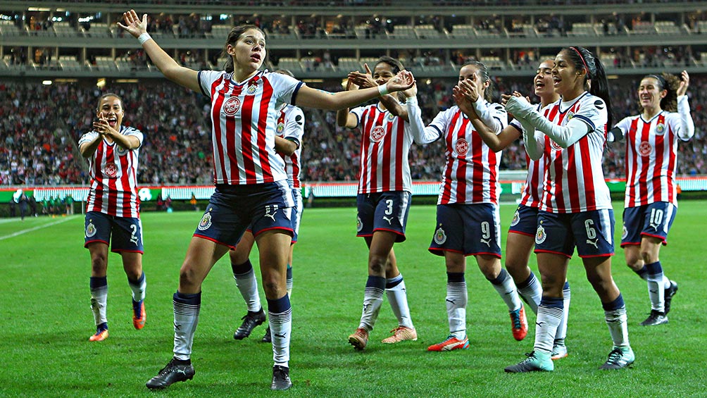 Palafox celebra un gol con sus compañeras de Chivas 