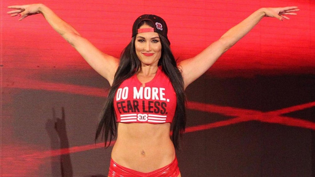 Nikki Bella hace su entrada al ring