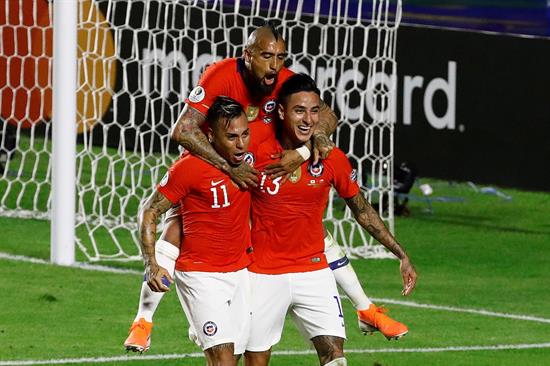 Jugadores de Chile festejan en goleada contra Japón 