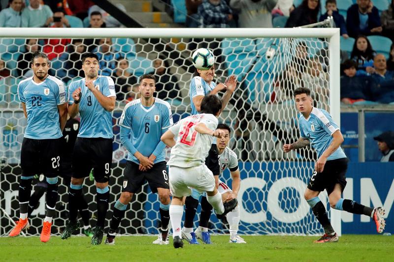 Shoya Nakajima saca un potente disparo a balón parado