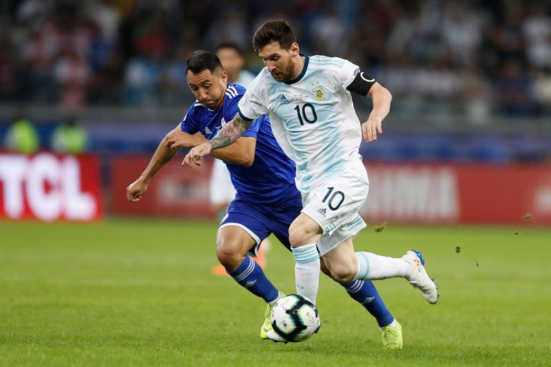 Messi pelea un balón durante el duelo ante Paraguay 