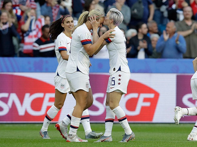 Futbolistas de la Selección de Estados Unidos festejan vs Suecia