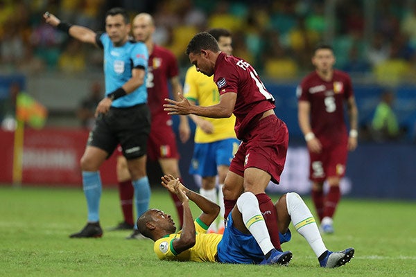 Fernadinho se recupera tras un golpe contra Venezuela 