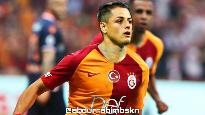 Chicharito con la playera del Galatasaray 