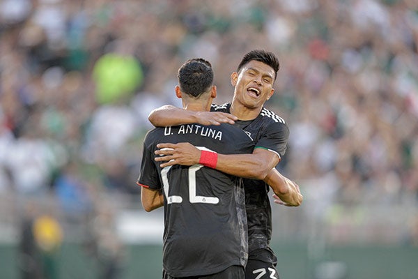 Jesús Gallardo festeja gol con Antuna