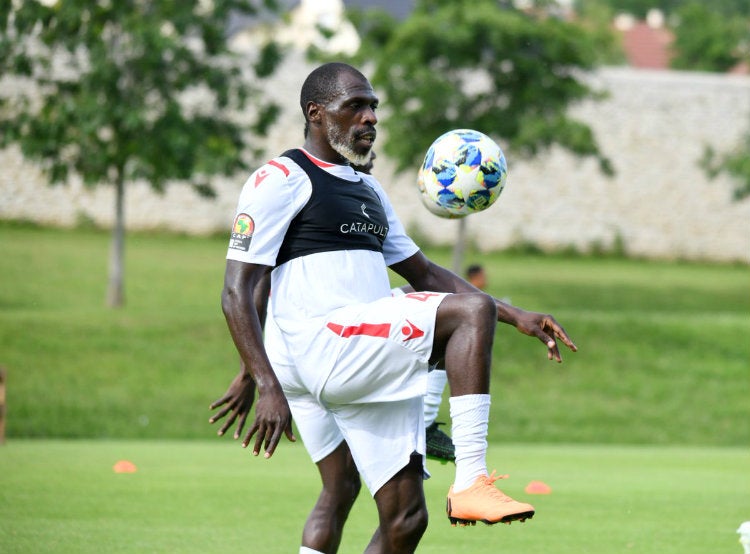 Joash Onyango domina el balón durante un entrenamiento