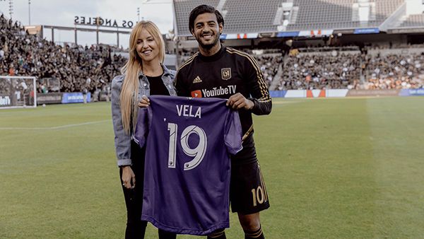 Carlos Vela recibe la playera del Juego de Estrellas 