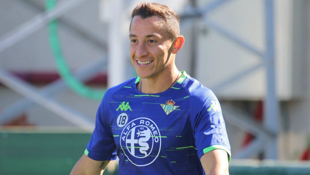 Guardado, en un práctica del Betis