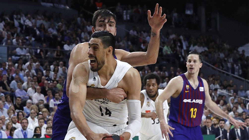 Gustavo Ayón en el partido con el Barcelona