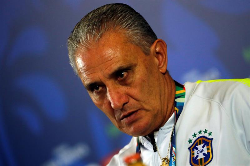 Tite, muy serio en conferencia de prensa