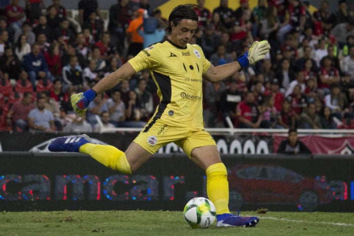 Antonio Rodríguez despejando un balón 