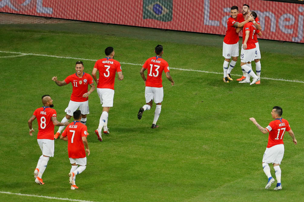 Jugadores de La Roja celebran anotación de Fuenzalida