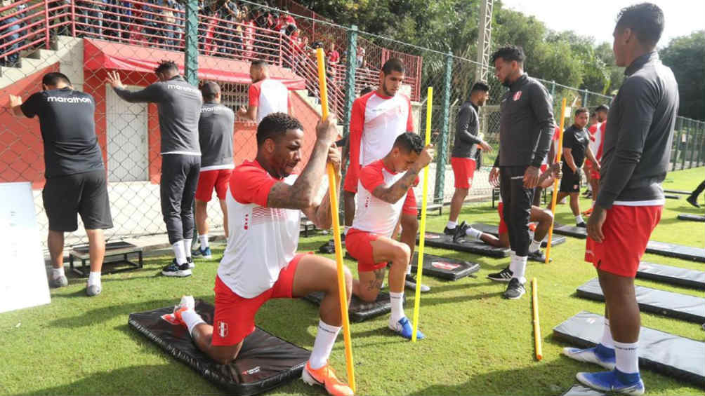 Jugadores de Perú durante una práctica